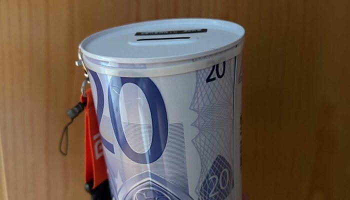 La hucha solidaria recaudó 188,90€ para la Asociación Contra el Cáncer en Álava